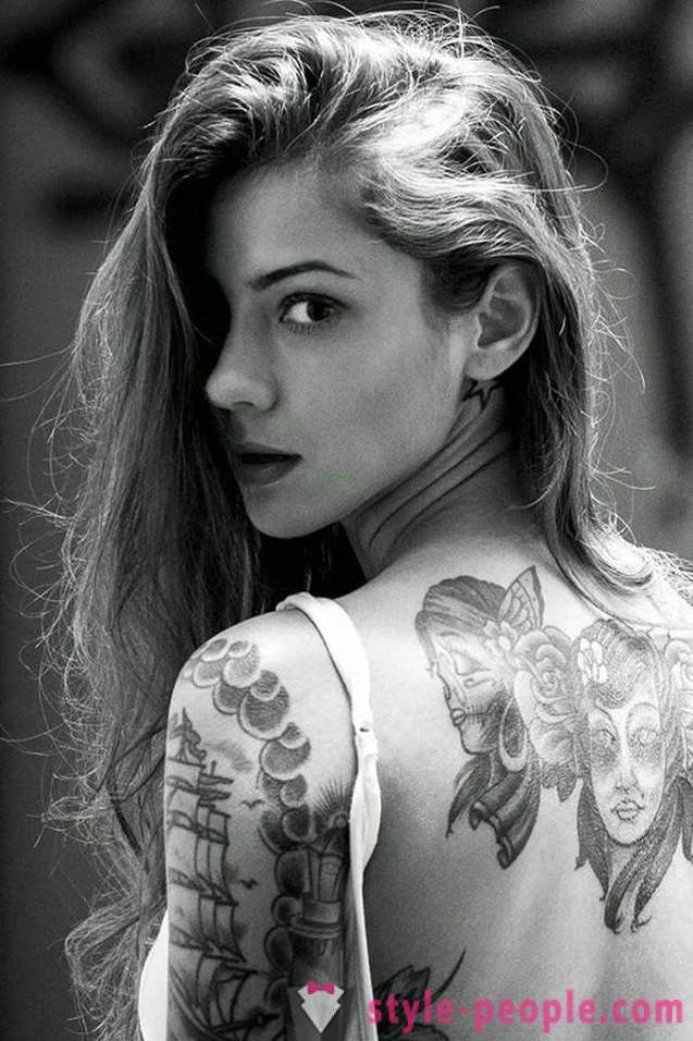 Képek intim tetkó Tetoválások díszítik