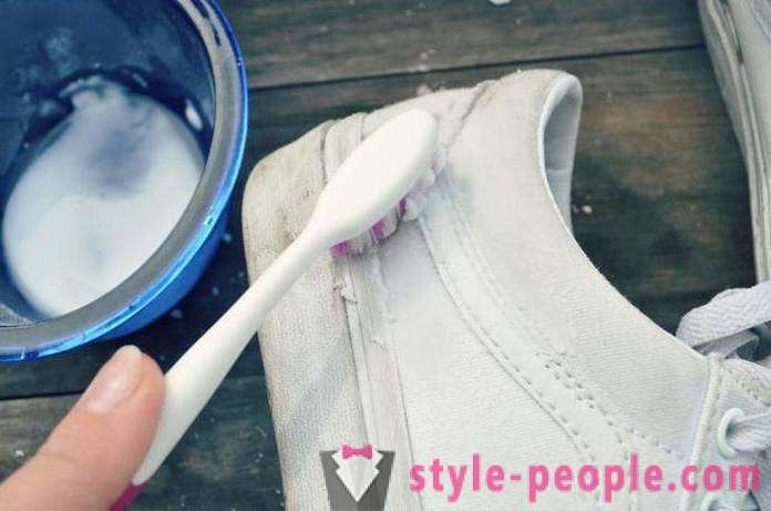 Hogyan fehéríti a fehér cipők otthon? hasznos tippeket