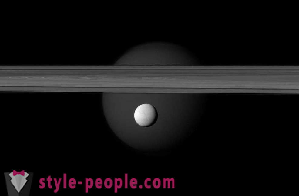 Hatodik műholdas Szaturnusz a lencse