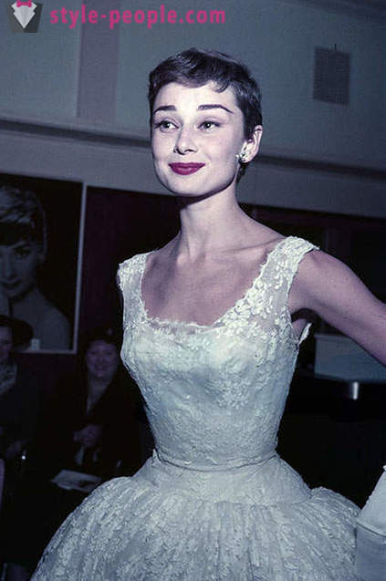 Unokája Audrey Hepburn próbálta megismételni a híres kép a nagymama