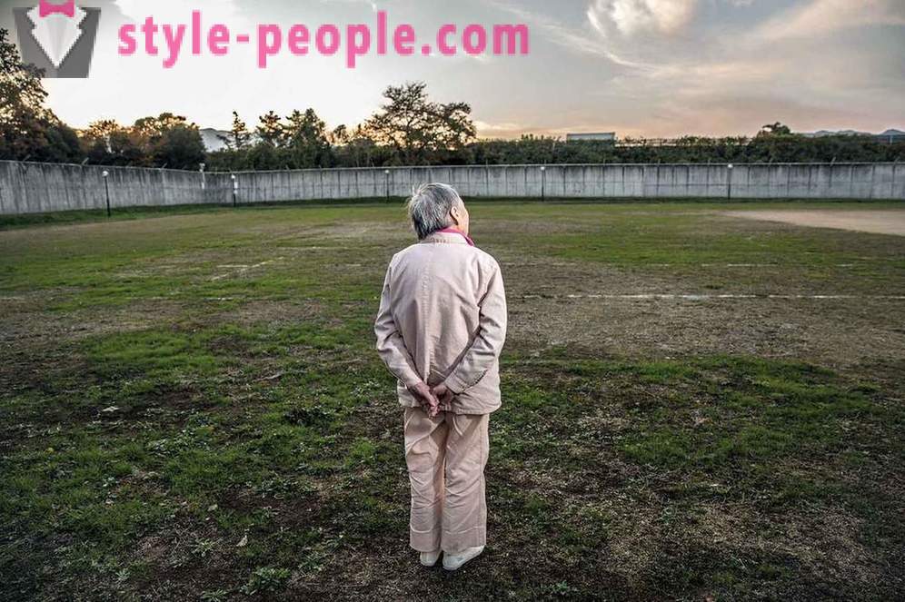 Az idősebb japán emberek hajlamosak a helyi börtön