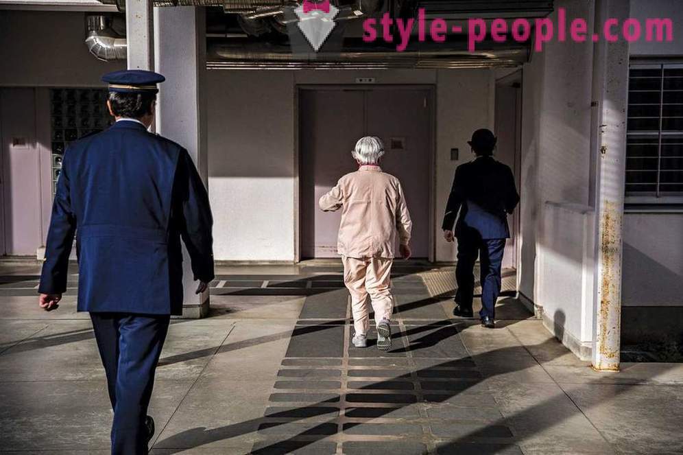 Az idősebb japán emberek hajlamosak a helyi börtön