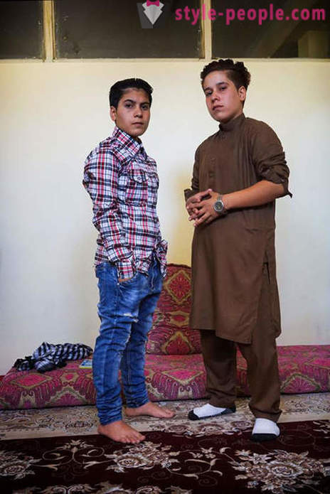 Miért merült fel a fiúk Afganisztánban, néhány lány