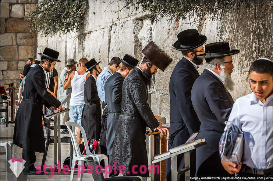 Miért vallásos zsidók viselnek különleges ruhák