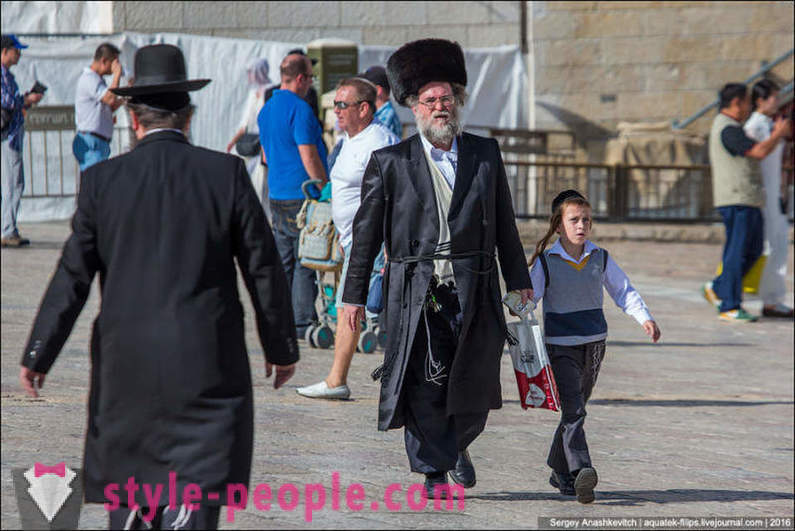 Miért vallásos zsidók viselnek különleges ruhák