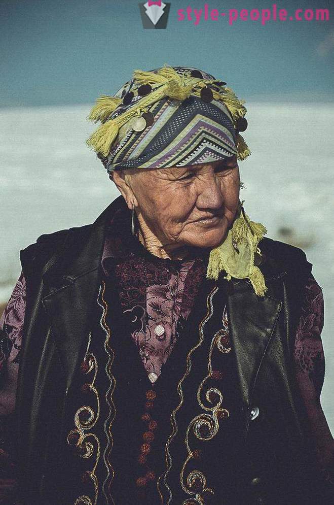 West fényképész két hónapot töltött látogató kazah sámán