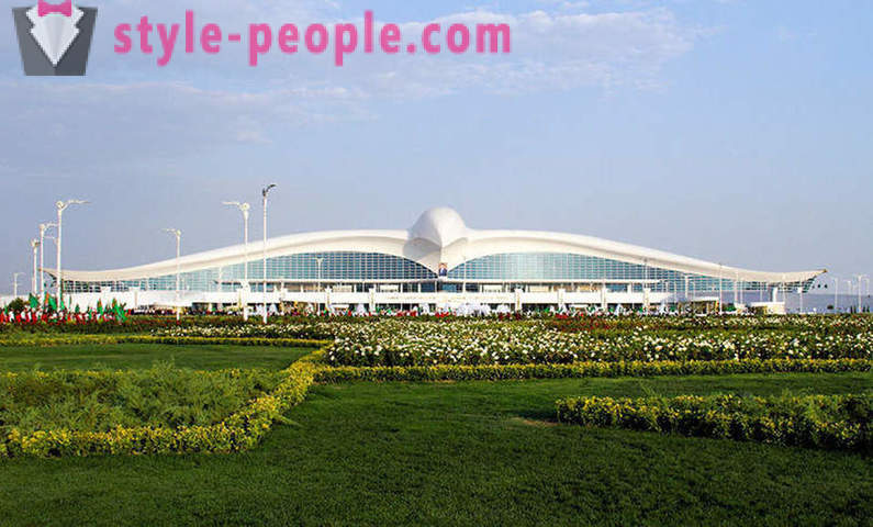 Türkmenisztán nyitotta meg a repülőtéren formájában egy repülő sólyom