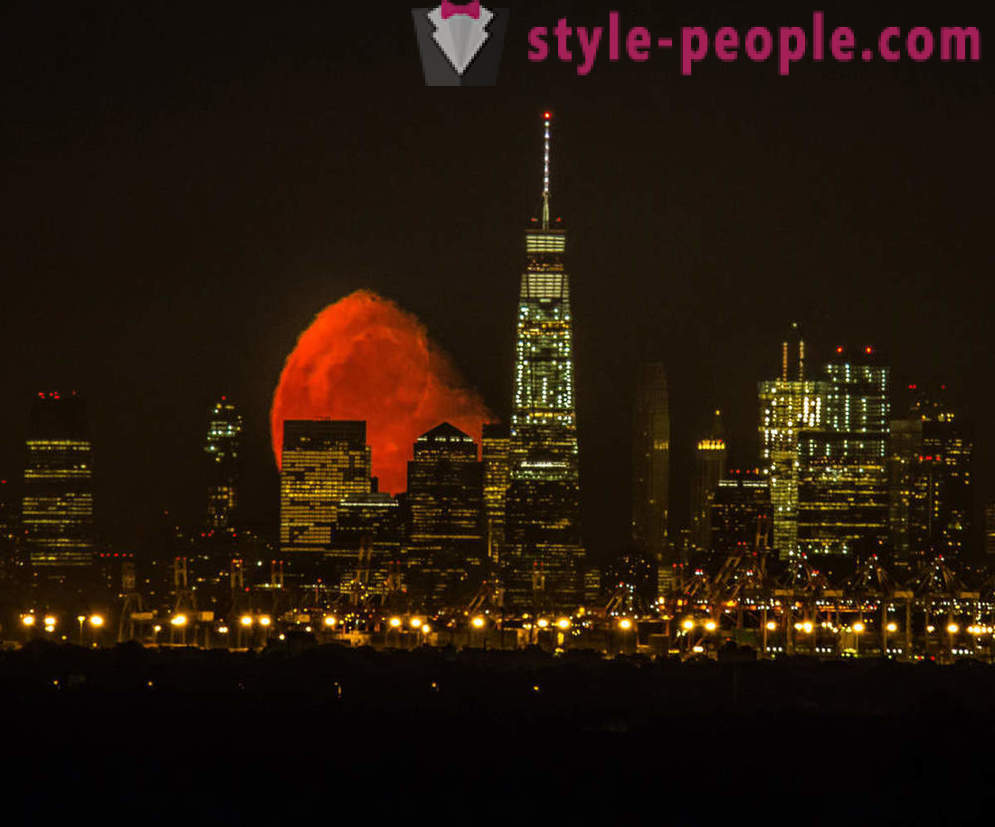 Véres Moon over Manhattan