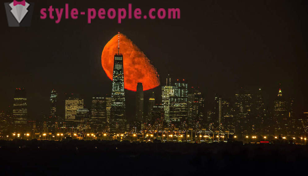 Véres Moon over Manhattan