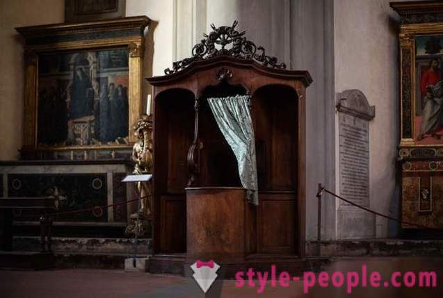 Gyóntatószékek az olasz templomban. Fényképész Marcella Hakbardt