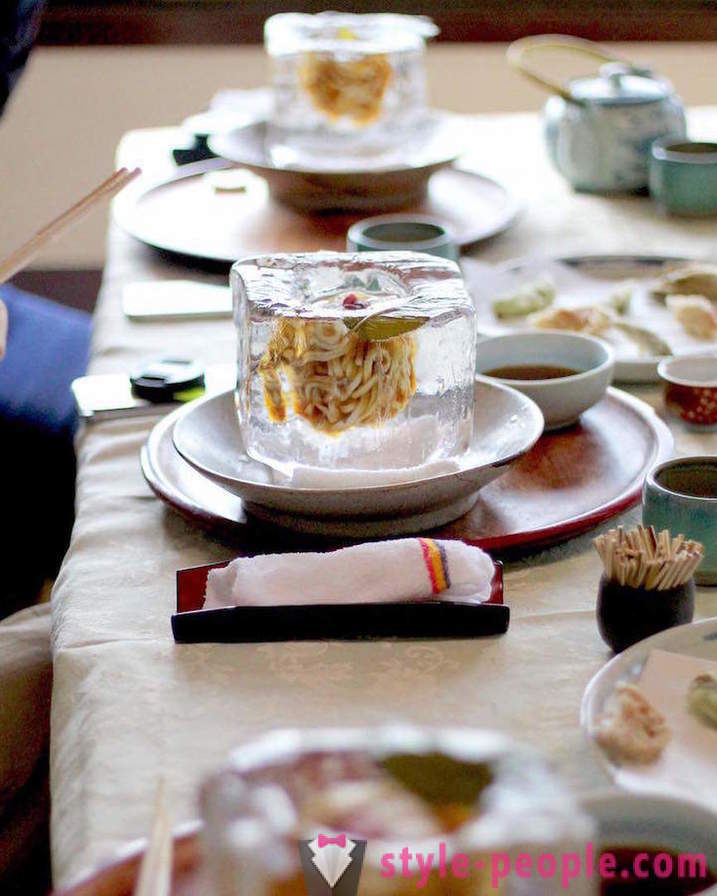 Porcelán - tegnap. A japán szolgál tésztát jégkocka