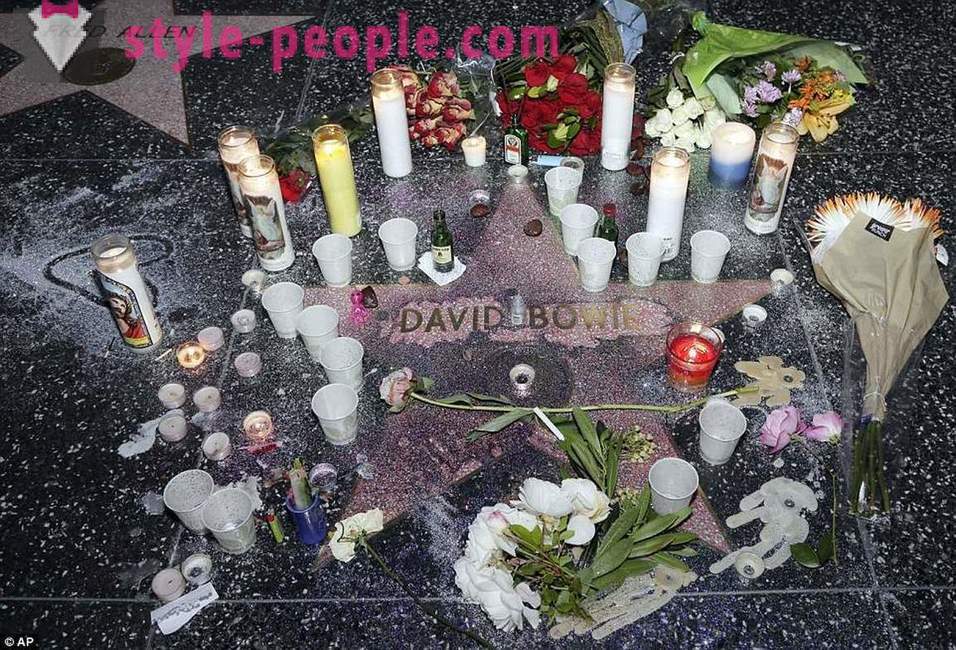 Rajongók búcsút David Bowie