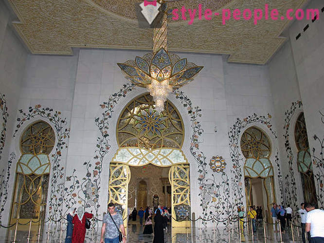 Sheikh Zayed mecset - a fő kirakat elmondhatatlan gazdagság a Emirátus Abu Dhabi