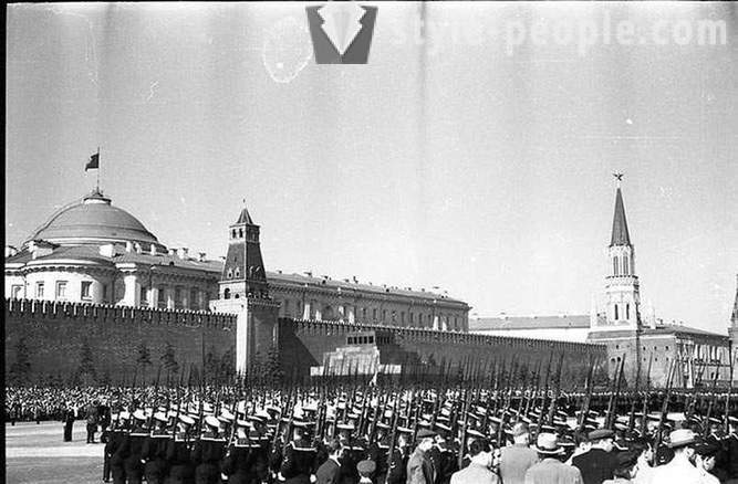 A parádé a Vörös téren május 1, 1951