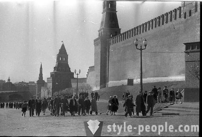 A parádé a Vörös téren május 1, 1951