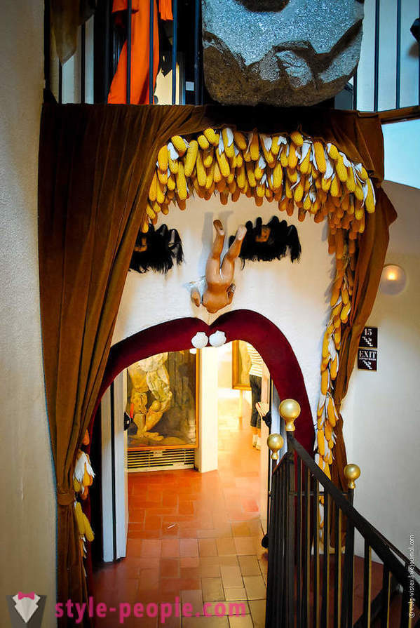 Salvador Dali Múzeum és a vár a felesége