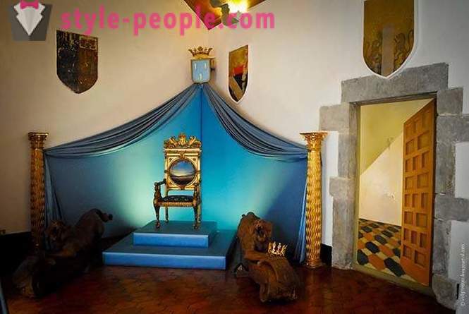 Salvador Dali Múzeum és a vár a felesége