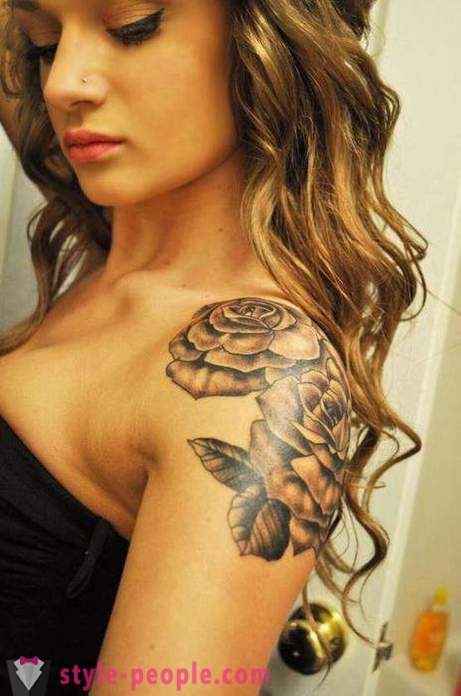 Gyönyörű tetoválás a lányok vállát