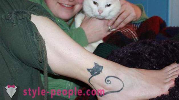 A tetoválás a lábán a macska: egy fénykép, egy értéket