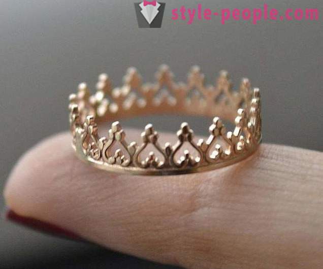 Ring formájában a koronát. Arany, ezüst gyűrű