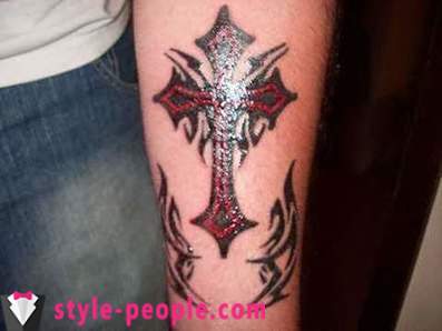 Kereszt tetoválás a karján. értéke