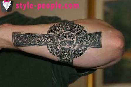 Kereszt tetoválás a karján. értéke