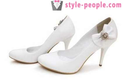 Fehér cipő divat